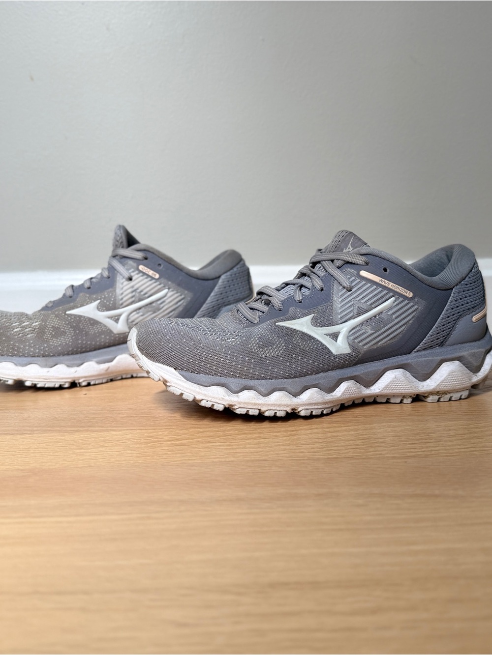 Mizuno Wave Horizon 5 Women’s Running Shoes – Gray/Silver – Size 7.5